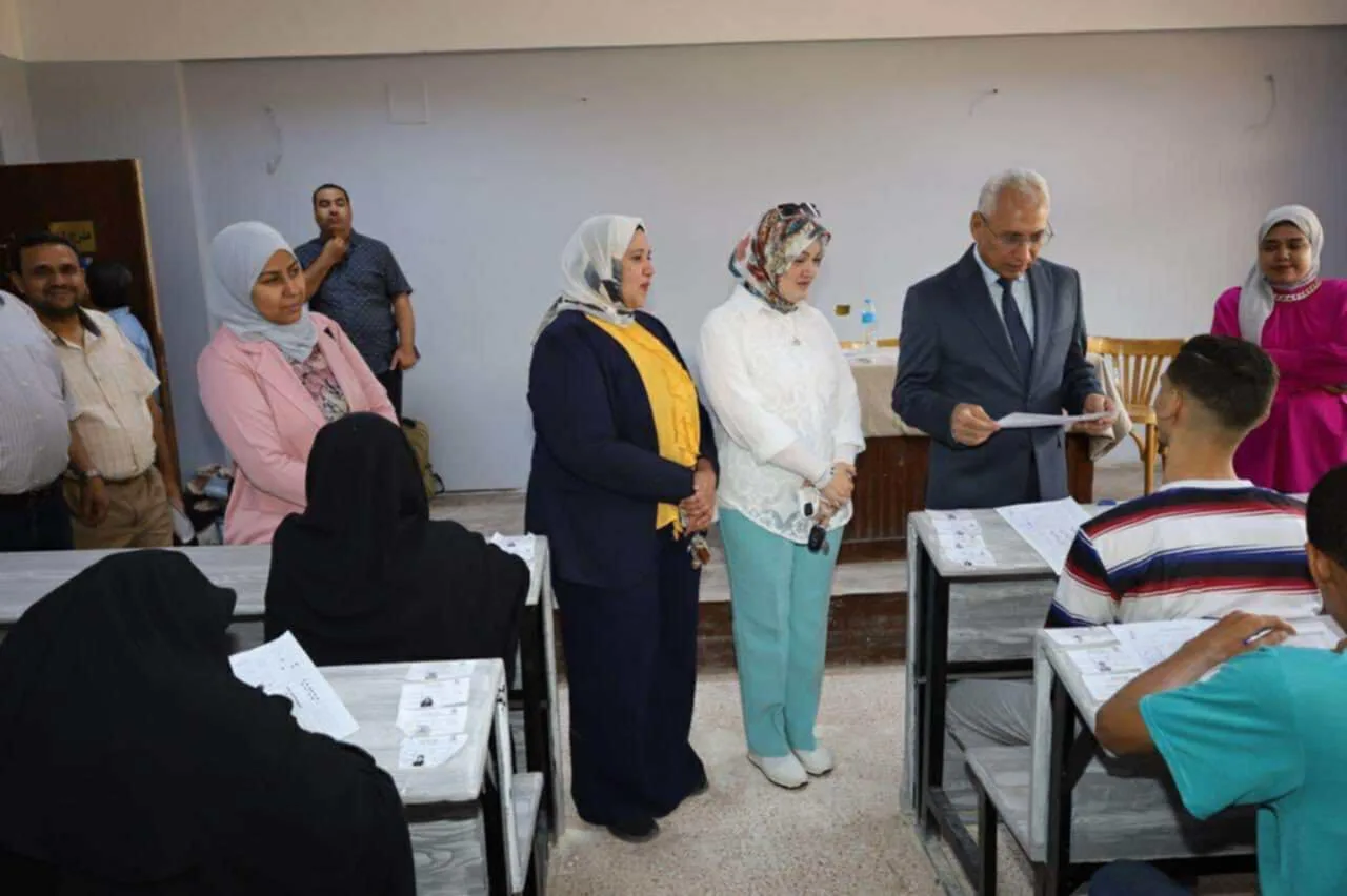 رئيس جامعة المنيا يزور كليات التربية النوعية والحقوق وطفولة المبكرة لمتابعة سير الامتحانات رئيس جامعة المنيا يزور كليات التربية النوعية والحقوق وطفولة المبكرة لمتابعة سير الامتحانات