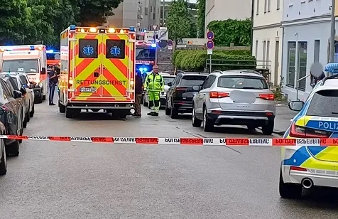إصابة 5 أفراد نتيجة قيادة رجل سيارته ودهس مجموعة من الناس في مدينة باساو الألمانية إصابة 5 أفراد نتيجة قيادة رجل سيارته ودهس مجموعة من الناس في مدينة باساو الألمانية