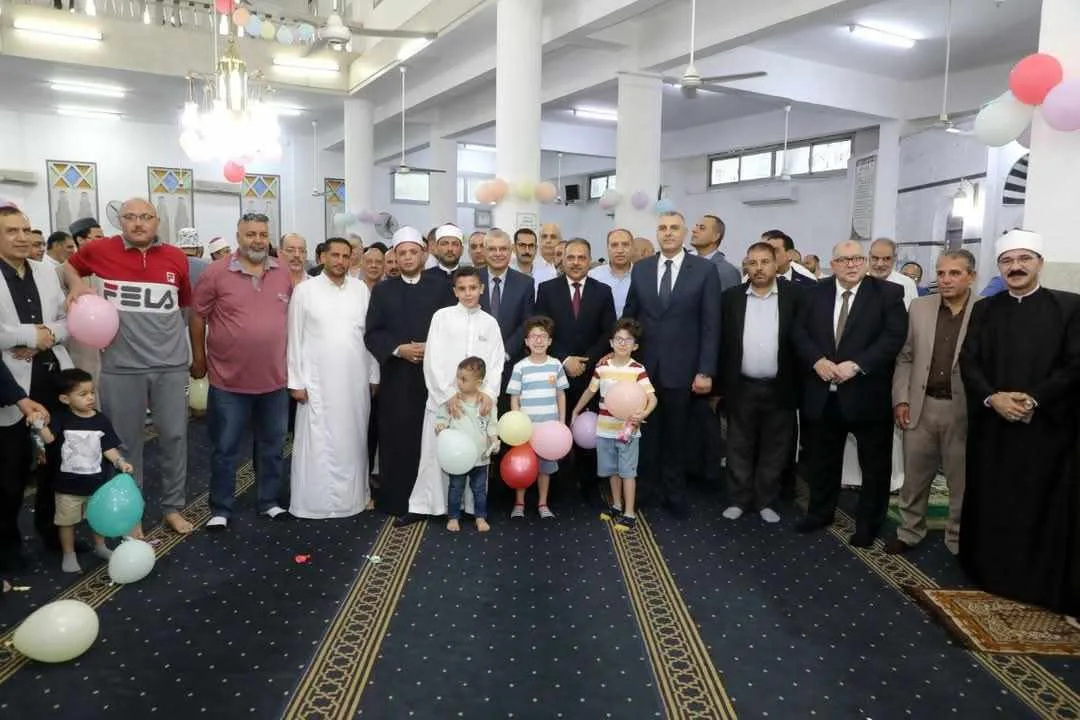محافظ الشرقية يوثق لحظات مع الأطفال في مسجد الزراعة بعد صلاة العيد محافظ الشرقية يوثق لحظات مع الأطفال في مسجد الزراعة بعد صلاة العيد