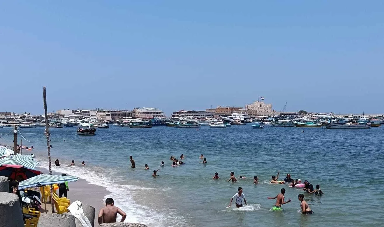 شواطئ الإسكندرية تستقطب المصطافين بتوافد معتدل في ظل حرارة الصيف وامتحانات الثانوية العامة شواطئ الإسكندرية تستقطب المصطافين بتوافد معتدل في ظل حرارة الصيف وامتحانات الثانوية العامة