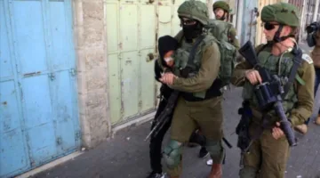 الجيش الإسرائيلي يطلق النار على طفل فلسطيني قبل اعتقاله.