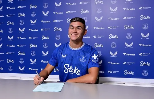 إيفرتون ينفذ خيار شراء الأرجنتيني ألكاراز