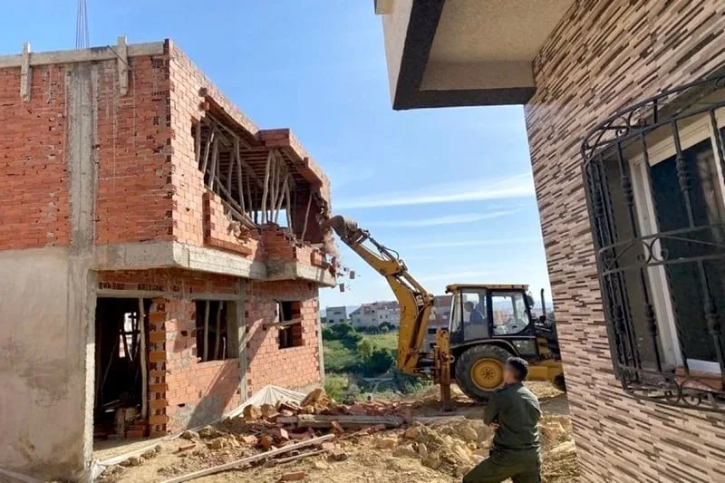 العمال الجدد يتلقون توجيهات بشأن استئناف إجراءات الهدم المعلقة العمال الجدد يتلقون توجيهات بشأن استئناف إجراءات الهدم المعلقة