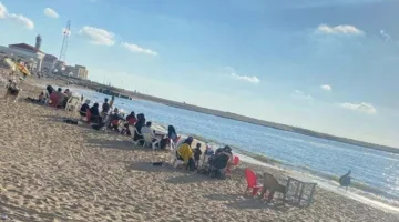 رفع الأعلام الخضراء على شواطئ الإسكندرية.. والازدحام يتراوح بين ضعيف ومتوسط بسبب امتحانات الصف الإعدادي