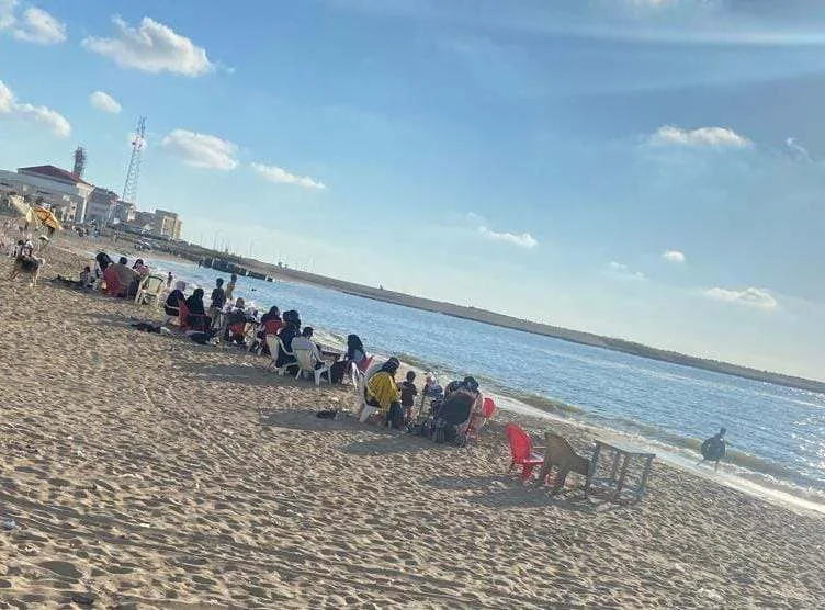 رفع الأعلام الخضراء على شواطئ الإسكندرية.. والازدحام يتراوح بين ضعيف ومتوسط بسبب امتحانات الصف الإعدادي رفع الأعلام الخضراء على شواطئ الإسكندرية.. والازدحام يتراوح بين ضعيف ومتوسط بسبب امتحانات الصف الإعدادي