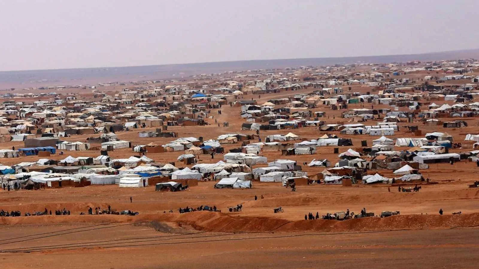 المرصد السوري: الكثير من اللاجئين يغادرون مخيم الركبان في صحراء سوريا المرصد السوري: الكثير من اللاجئين يغادرون مخيم الركبان في صحراء سوريا