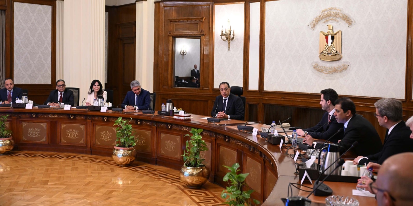 رئيس الوزراء يجتمع بالرئيس الإقليمي لمجموعة فنادق حياة العالمية ورئيس مجلس إدارة شركة أدد العقارية.