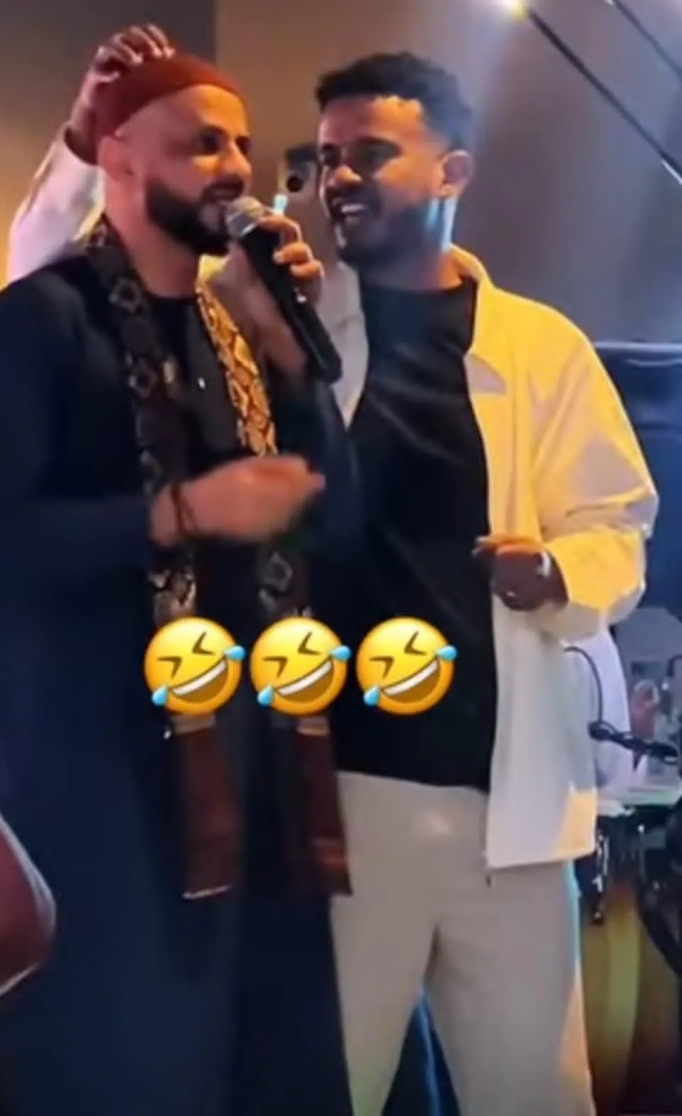 شاهد الصور والفيديو: الفنان حسين الصادق يخلع “الطاقية” من رأس زميله “ود راوة” ويرتديها خلال أدائه الغنائي في حفلة كبيرة بالسعودية، وتعليقات ساخرون: (إنصاف مدني في النسخة الرجالية) شاهد الصور والفيديو: الفنان حسين الصادق يخلع “الطاقية” من رأس زميله “ود راوة” ويرتديها خلال أدائه الغنائي في حفلة كبيرة بالسعودية، وتعليقات ساخرون: (إنصاف مدني في النسخة الرجالية)