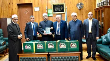 المجلس الأعلى للشئون الإسلامية يقدم مجموعة من الإصدارات المترجمة لكلية الشريعة والقانون