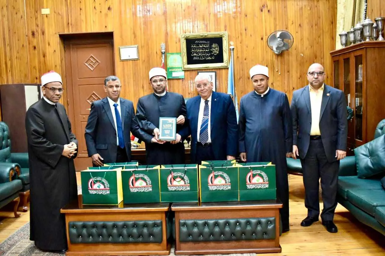 المجلس الأعلى للشئون الإسلامية يقدم مجموعة من الإصدارات المترجمة لكلية الشريعة والقانون المجلس الأعلى للشئون الإسلامية يقدم مجموعة من الإصدارات المترجمة لكلية الشريعة والقانون