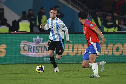 الفتى الذهبي للمنتخب الأرجنتيني يتألّق وسط شائعات انتقاله إلى ريال مدريد الفتى الذهبي للمنتخب الأرجنتيني يتألّق وسط شائعات انتقاله إلى ريال مدريد