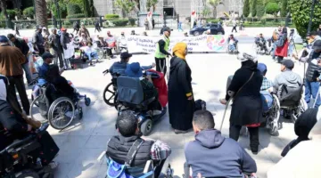 محتجون من ذوي الإعاقة يطالبون بشمولهم في الوظيفة العمومية