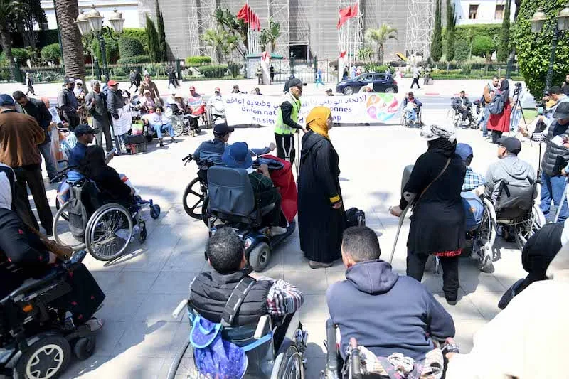 محتجون من ذوي الإعاقة يطالبون بشمولهم في الوظيفة العمومية محتجون من ذوي الإعاقة يطالبون بشمولهم في الوظيفة العمومية