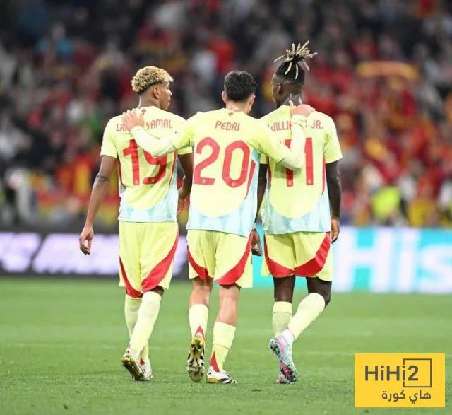 نيكو ويليامز يوجه تحية لنجوم برشلونة أثناء معسكر المنتخب نيكو ويليامز يوجه تحية لنجوم برشلونة أثناء معسكر المنتخب