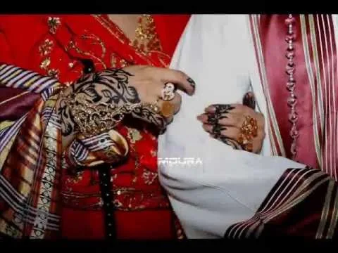 شاهد الفيديو الأكثر تداولاً على السوشيال ميديا: عريس سوداني يغزل بعروسته أثناء جلسة التصوير، حيث قال: “جبت قمر 14″، والعروس ترد بنبرة ساخرة: “زول قديم ومدرب، عرفت كيف تصطاد”. شاهد الفيديو الأكثر تداولاً على السوشيال ميديا: عريس سوداني يغزل بعروسته أثناء جلسة التصوير، حيث قال: “جبت قمر 14″، والعروس ترد بنبرة ساخرة: “زول قديم ومدرب، عرفت كيف تصطاد”.