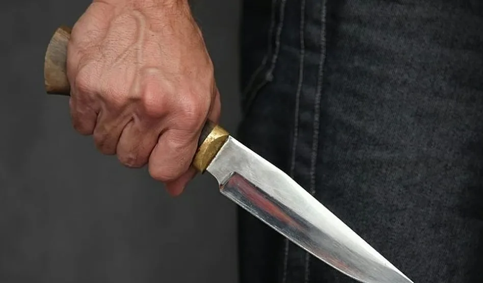 شاب يقتل والده بسكين في المنيا نتيجة نزاع حول تعاطي المخدرات. شاب يقتل والده بسكين في المنيا نتيجة نزاع حول تعاطي المخدرات.