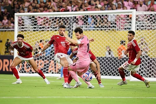 الأهلي يحصد نقطة ومليون دولار في مواجهة ميسي وإنتر ميامي بمباراة افتتاح كأس العالم للأندية. الأهلي يحصد نقطة ومليون دولار في مواجهة ميسي وإنتر ميامي بمباراة افتتاح كأس العالم للأندية.