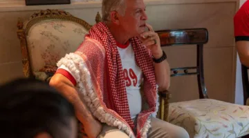 الملك يتابع مباراة النشامى أمام منتخب عمان من السفارة الأردنية في لندن (صور)