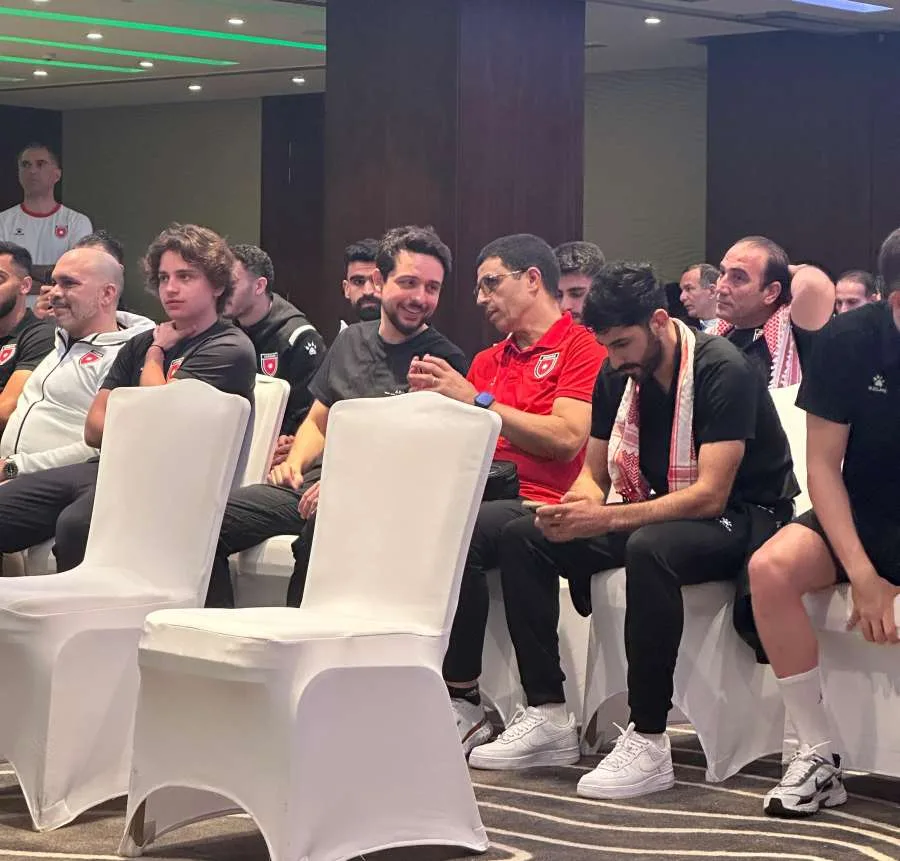 الأمراء حسين وعلي وهاشم مع أبطال منتخب الأردن الأمراء حسين وعلي وهاشم مع أبطال منتخب الأردن