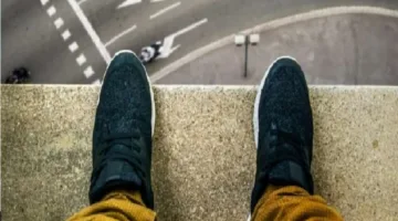 تحدى عائلته بامتلاك قوى فوق طبيعية، فلقى حتفه من شرفة بيته.
