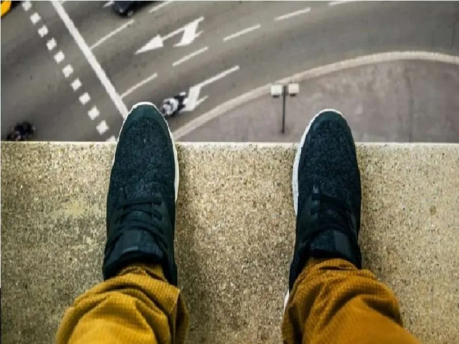 تحدى عائلته بامتلاك قوى فوق طبيعية، فلقى حتفه من شرفة بيته. تحدى عائلته بامتلاك قوى فوق طبيعية، فلقى حتفه من شرفة بيته.