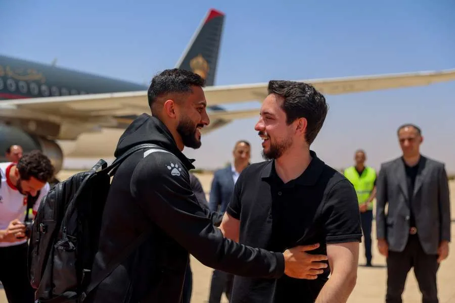 ولي العهد يرافق منتخبنا الوطني لكرة القدم في رحلة عودته إلى الوطن (صور وفيديو) ولي العهد يرافق منتخبنا الوطني لكرة القدم في رحلة عودته إلى الوطن (صور وفيديو)