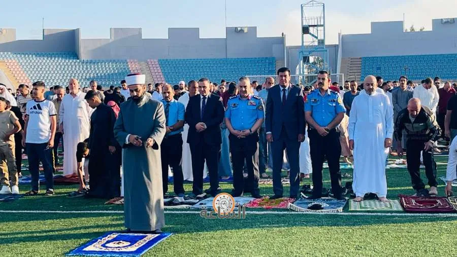 محافظ الزرقاء يشارك المواطنين في أداء صلاة العيد في مدينة الأمير محمد للشباب. محافظ الزرقاء يشارك المواطنين في أداء صلاة العيد في مدينة الأمير محمد للشباب.