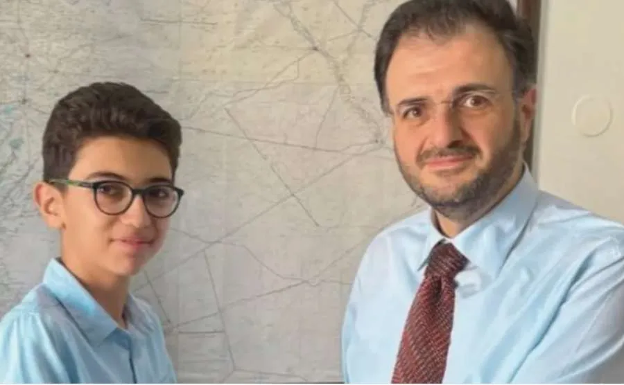 سوريا الحديثة: هذا الطفل يُمثّل وزارة الاتصالات والتقانة. سوريا الحديثة: هذا الطفل يُمثّل وزارة الاتصالات والتقانة.