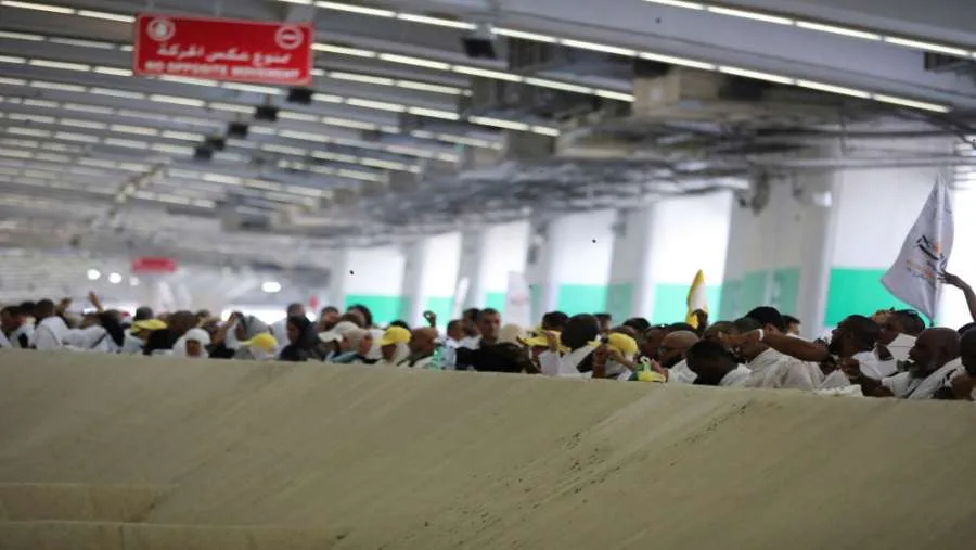 الحجاج يستمرون في رمي الجمرات الثلاث في أول أيام التشريق الحجاج يستمرون في رمي الجمرات الثلاث في أول أيام التشريق