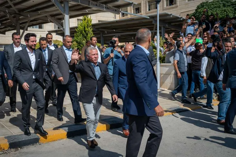 الأردنيون يحيون ذكرى الجلوس الملكي في عيده السادس والعشرين يوم الاثنين الأردنيون يحيون ذكرى الجلوس الملكي في عيده السادس والعشرين يوم الاثنين