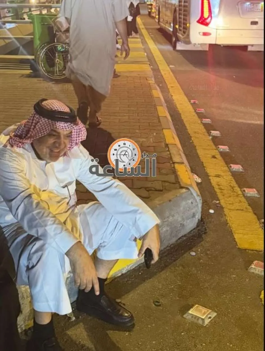 عند جلوس الوزير الخلايلة على الأرض بمشاعر منى | الأخبار العاجلة عند جلوس الوزير الخلايلة على الأرض بمشاعر منى | الأخبار العاجلة