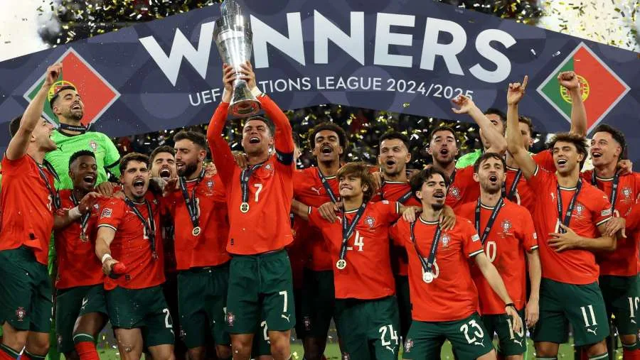 رفاق رونالدو يكررون الإنجاز.. البرتغال تتوج بطلة لدوري الأمم الأوروبية بعد الفوز على إسبانيا. رفاق رونالدو يكررون الإنجاز.. البرتغال تتوج بطلة لدوري الأمم الأوروبية بعد الفوز على إسبانيا.