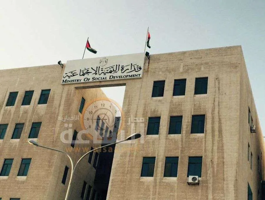 الحكومة تحيل جمعية الهلال الأخضر للادعاء العام وتعيّن هيئة مؤقتة لإدارتها الحكومة تحيل جمعية الهلال الأخضر للادعاء العام وتعيّن هيئة مؤقتة لإدارتها