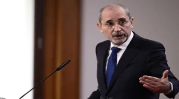 الصفدي لنظيره الإيراني: الأردن لن ي permit انتهاك سيادته أو تهديد أمنه من إسرائيل أو إيران.