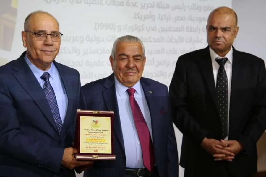 مبادرة عجلونيون أبدعوا تعقد مراسم تكريم عميد الإعلام في جامعة البترا، الدكتور علي نجادات (صور) مبادرة عجلونيون أبدعوا تعقد مراسم تكريم عميد الإعلام في جامعة البترا، الدكتور علي نجادات (صور)