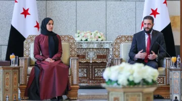 لطيفة الدروبي، زوجة الرئيس السوري أحمد الشرع، تستقبل وفدًا نسائيًا لتهنئته بعيد الأضحى.