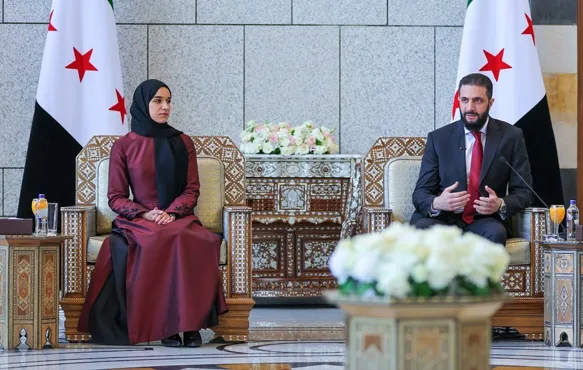 لطيفة الدروبي، زوجة الرئيس السوري أحمد الشرع، تستقبل وفدًا نسائيًا لتهنئته بعيد الأضحى. لطيفة الدروبي، زوجة الرئيس السوري أحمد الشرع، تستقبل وفدًا نسائيًا لتهنئته بعيد الأضحى.