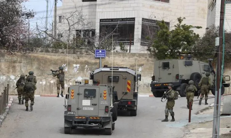 إصابة فلسطيني وزوجته جراء دهس بسيارة عسكرية إسرائيلية في الضفة الغربية إصابة فلسطيني وزوجته جراء دهس بسيارة عسكرية إسرائيلية في الضفة الغربية