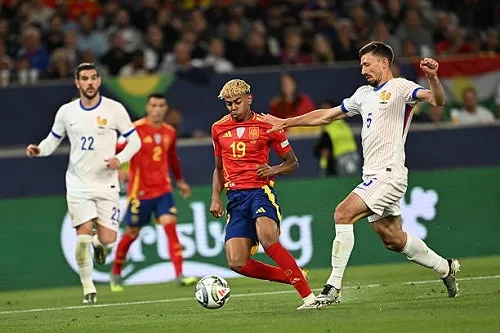 إسبانيا تتغلب على فرنسا وتبلغ نهائي دوري الأمم الأوروبية إسبانيا تتغلب على فرنسا وتبلغ نهائي دوري الأمم الأوروبية