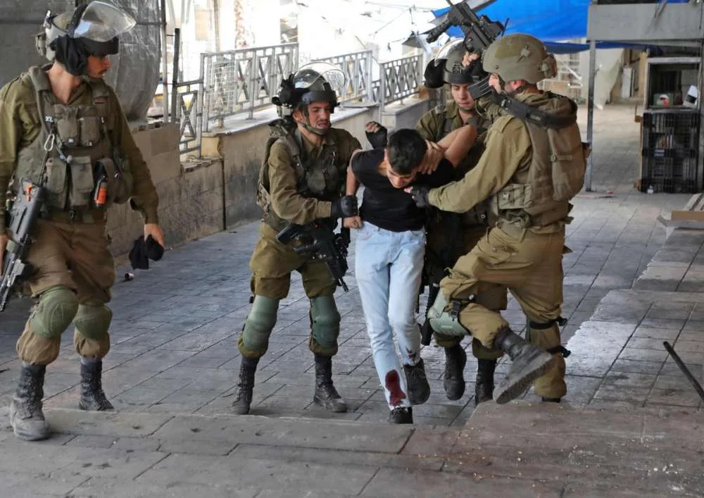 قوات الاحتلال الإسرائيلي تعتقل ما لا يقل عن 40 فلسطينياً في الضفة الغربية قوات الاحتلال الإسرائيلي تعتقل ما لا يقل عن 40 فلسطينياً في الضفة الغربية