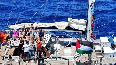 ثمانية من نشطاء السفينة مادلين يرفضون التوقيع على وثائق الترحيل ثمانية من نشطاء السفينة مادلين يرفضون التوقيع على وثائق الترحيل