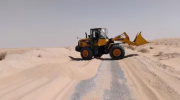 استجابة لمطالب المواطنين.. إزالة الرمال من طريق تجمع النهايات في رأس سدر لتسهيل حركة المرور