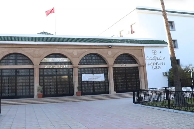 شاب معتقل يهرب من محكمة سطات شاب معتقل يهرب من محكمة سطات