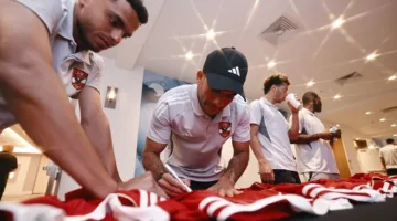 فيفا يطلب من لاعبي الأهلي توقيع أقمصة الفريق