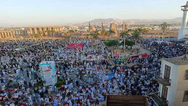 آلاف الأشخاص يشاركون في صلاة عيد الأضحى بساحة أبو الحجاج في الأقصر (صور) آلاف الأشخاص يشاركون في صلاة عيد الأضحى بساحة أبو الحجاج في الأقصر (صور)