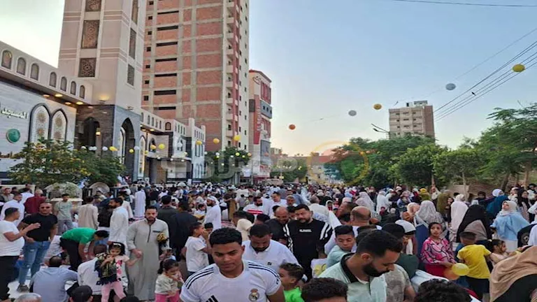 آلاف المصلين يحتفلون بأداء صلاة العيد في أسيوط (فيديو وصور) آلاف المصلين يحتفلون بأداء صلاة العيد في أسيوط (فيديو وصور)