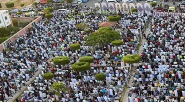آلاف المصلين يحتفلون بعيد الأضحى في ساحة مسجد بورفؤاد ببورسعيد (فيديو وصور)