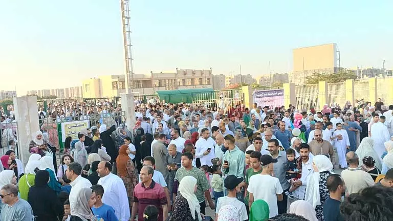 آلاف المصلين يحتفلون بعيد الأضحى في ساحة نادي المنيا الجديدة (فيديو وصور)