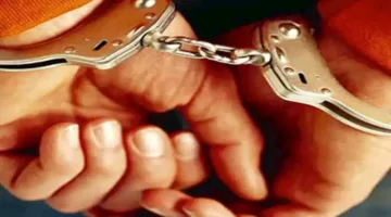 أب يربط ابنته ويسحبها في الشارع بعد القبض عليها في منزل صديقها.. والنيابة تبدأ التحقيقات