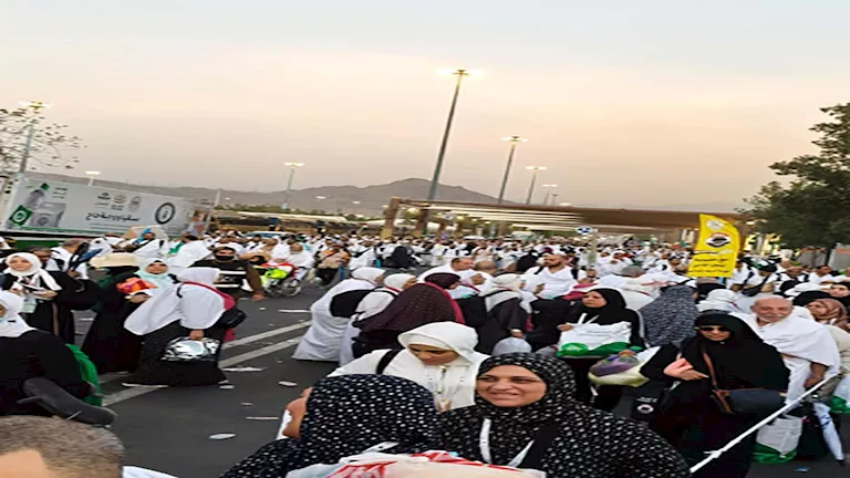 أبرز محطات الحج الأكبر: انطلاق الحجاج نحو مزدلفة تسير بشكل سلس وبتزامن كامل. أبرز محطات الحج الأكبر: انطلاق الحجاج نحو مزدلفة تسير بشكل سلس وبتزامن كامل.